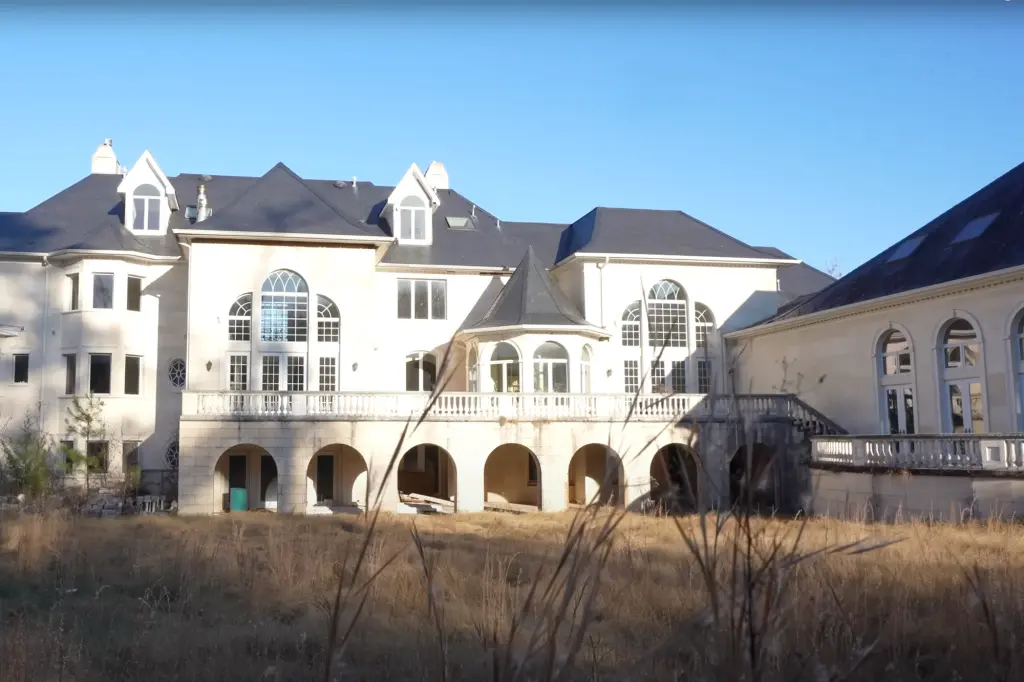 They Found An Abandoned $10.5M Mansion — What They Found Inside Is ...
