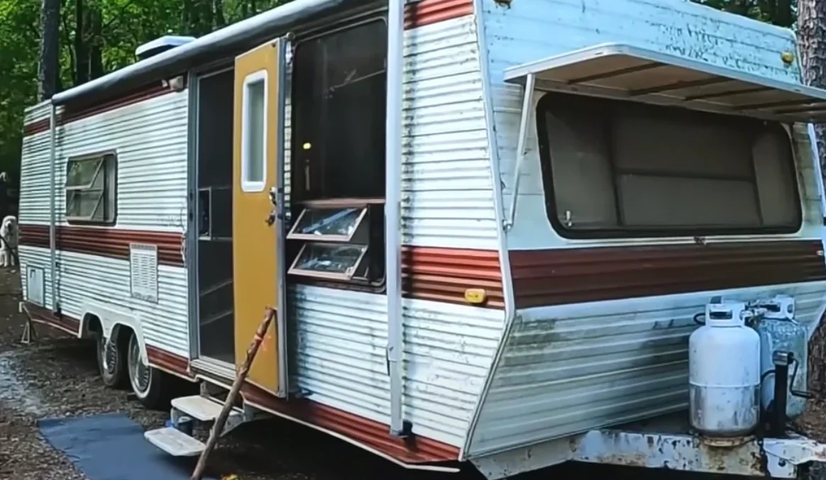 Homeless Lady Given Free “Ugly” Abandoned Trailer, But Wait Till You See What She Made Of It