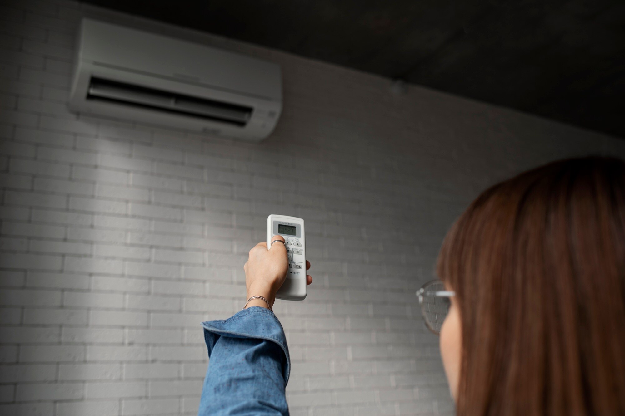 Here's Why You Shouldn’t You Set The Air Conditioner To 26°C At Night