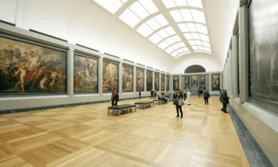 Tourist Shocks Museumgoers By Snapping Crystallized